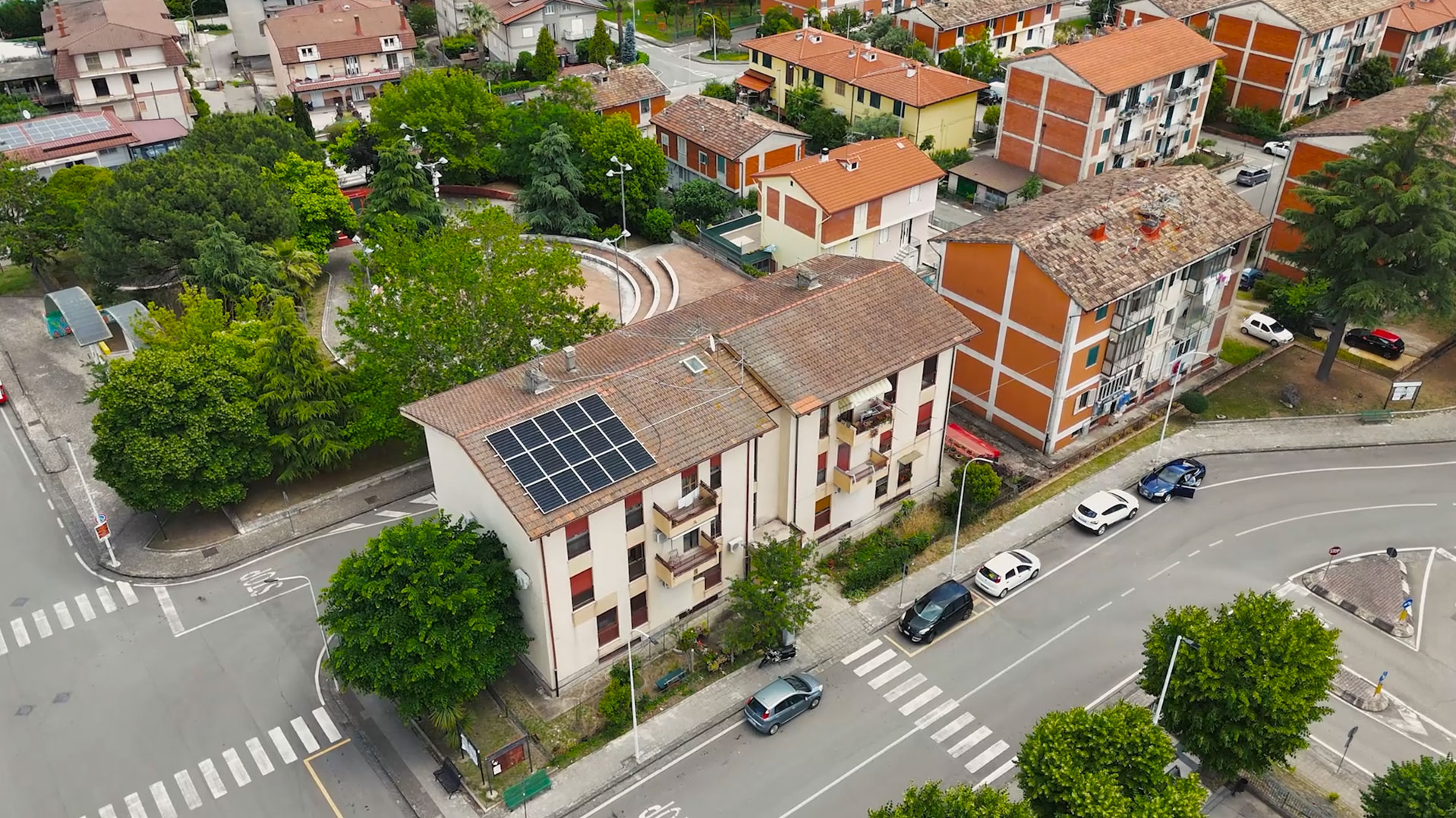 Edificio residenziale con pannelli solari.